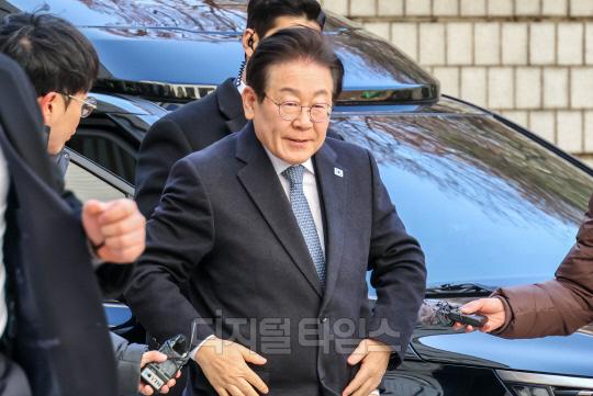 이재명 더불어민주당 대표가 5일 서울 서초구 서울고등법원에서 열린 공직선거법 위반 사건 2심 속행공판에 출석하고 있다. 이슬기기자 9904sul@